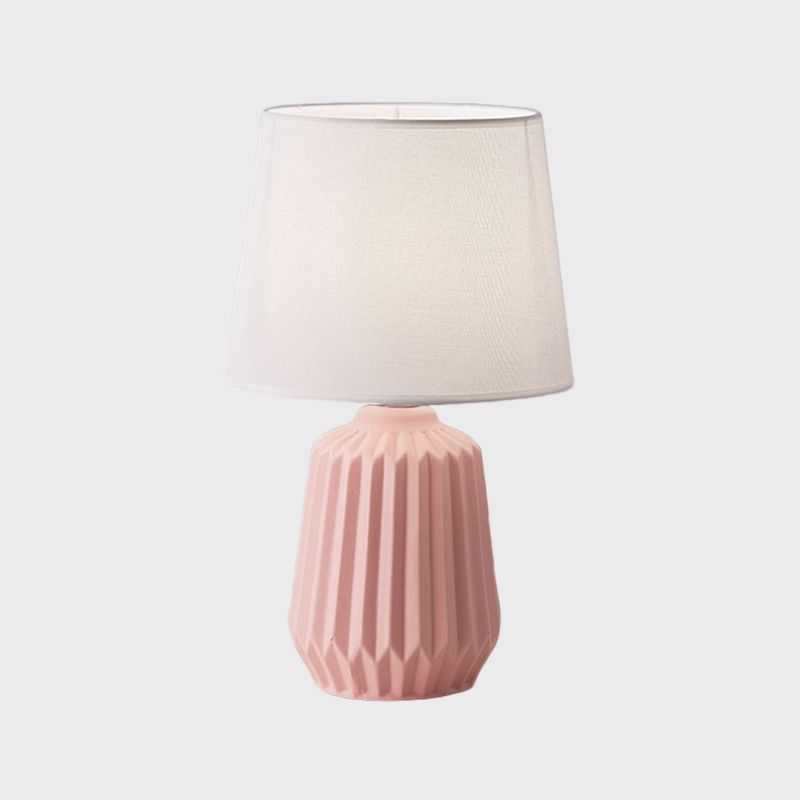 Lampada da scrivania conica in tessuto Simplicity Lampada da tavolo a 1 luce con base in ceramica in rosa per camera da letto
