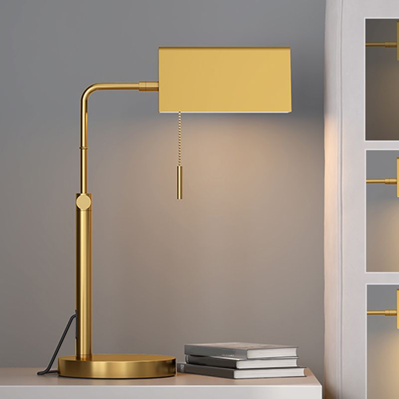 Lampada da notte rettangolare in metallo Lampada da comodino contemporanea a 1 luce con finitura oro con catenella per camera da letto