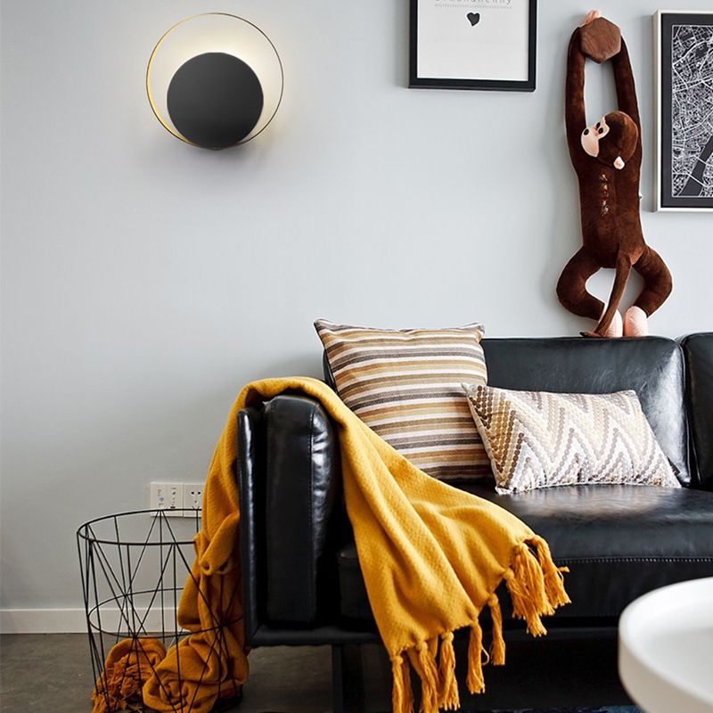 Luce di applique a parete rotonda post-moderna Luce a parete in metallo contratto per camera da letto