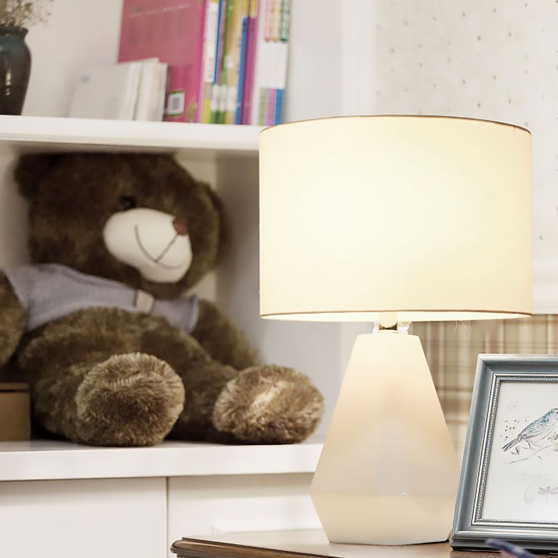 Drumleesboek Licht Modernisme Stof 1-lichts bureaulamp in wit voor slaapkamer