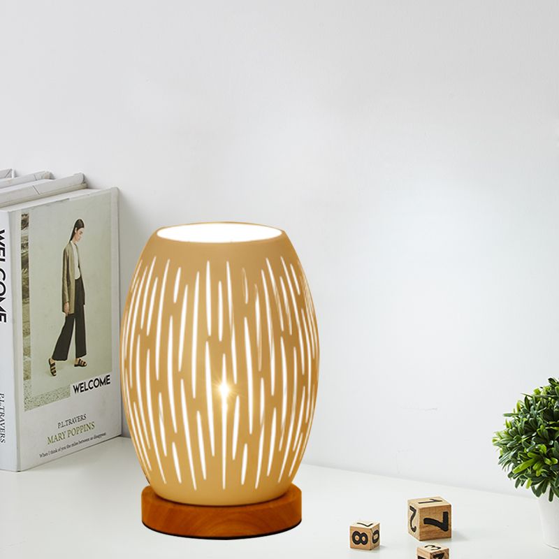Lampada da comodino modernista oblunga in metallo a 1 testa per camera da letto in bianco con design scavato