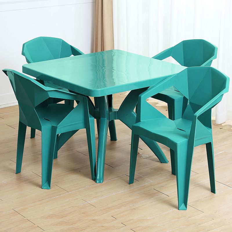 El brazo de cena al aire libre moderno preside el patio trasero lateral plástico que cena los sillones