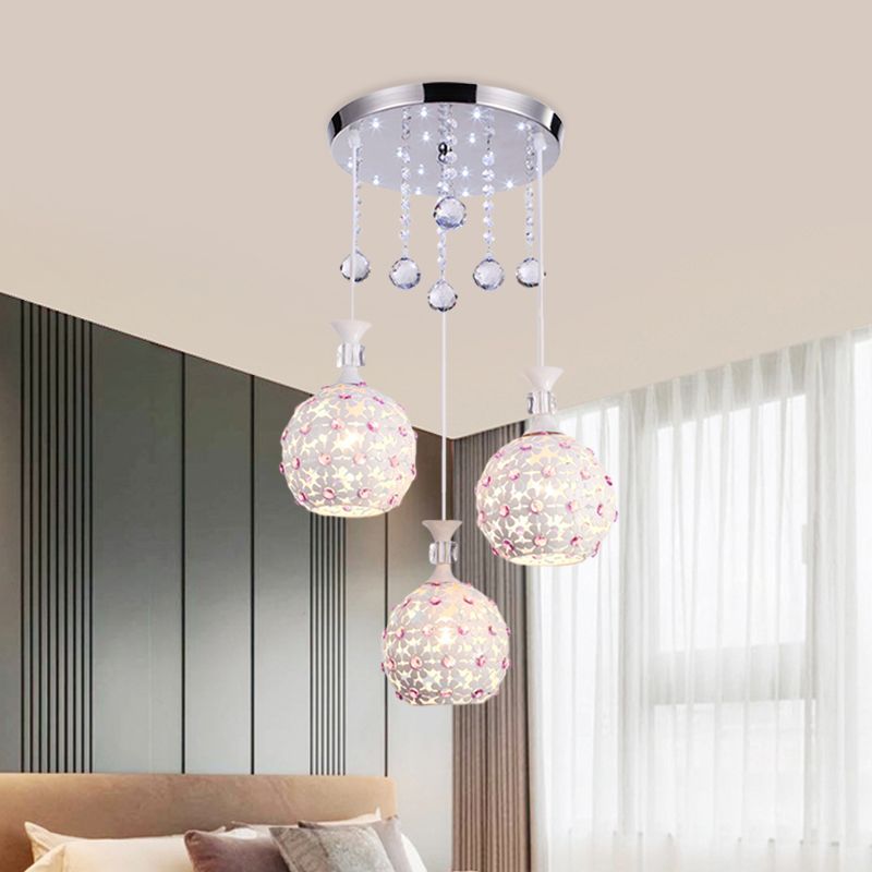 Luz de péndulo de flora blanca con diseño de bola colgante de racimo de hierro de 3 cabezas con gotas de cristal