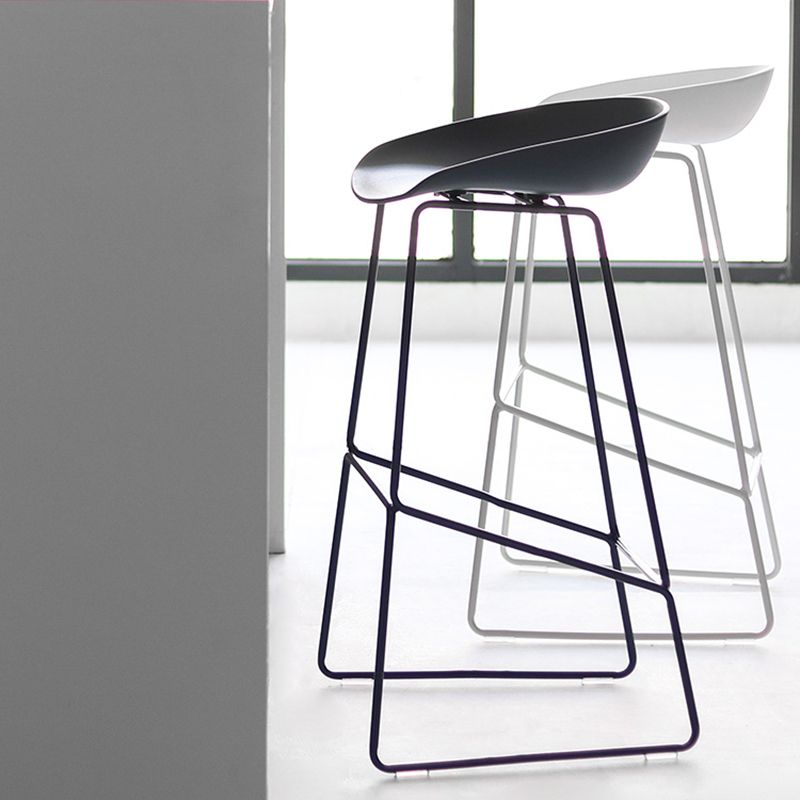Nordic Indoor Barhocker mit niedriger Rückenlehne, einfacher hoher Eisenhocker mit Kunststoffsitz
