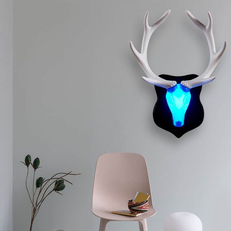 Lámpara de pared de ciervos LED país de resina blanca/azul lámpara de apliques para sala de estar con asta blanca/negra