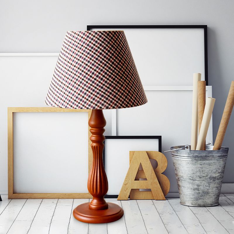 Lampe de bureau en forme de tonneau beige/beige/bleu foncé, tissu traditionnel, lampe de lecture à 1 lumière pour chambre à coucher avec base en bois
