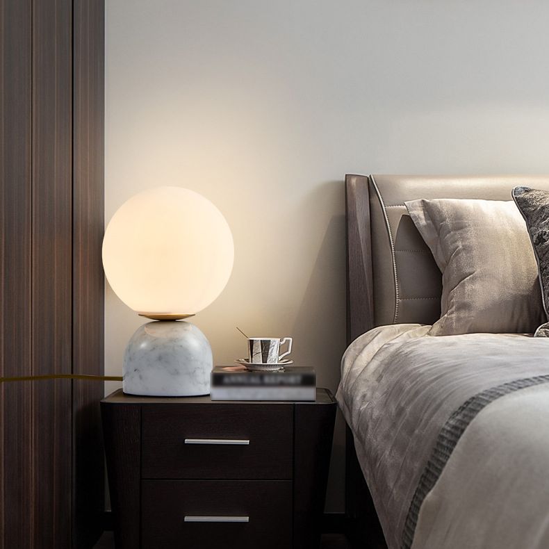 Lámpara de mesa de globo de vidrio en el estilo artístico moderno Luz de mesa de mármol para el dormitorio