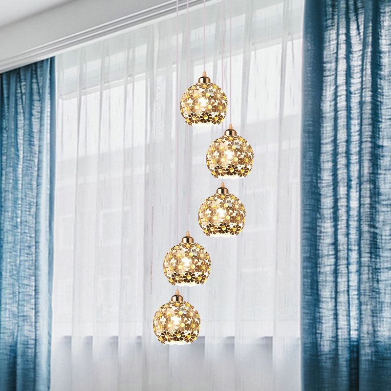 5/8 Köpfe Multi -Licht Deckenleuchte modernistische gewölbte metallische Hanglampe in Silber mit Bernsteinkristallakzent