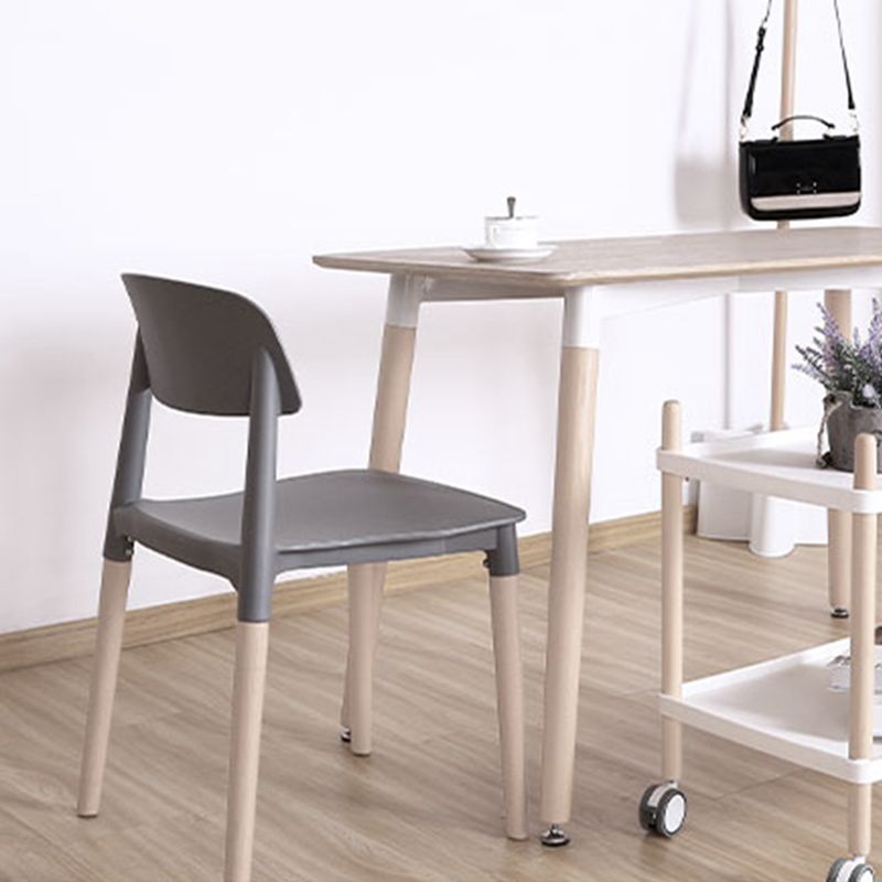 Chaises de salle à manger sans bras empilables en plastique ou ouverte la chaise latéral avec des cuisses de bois