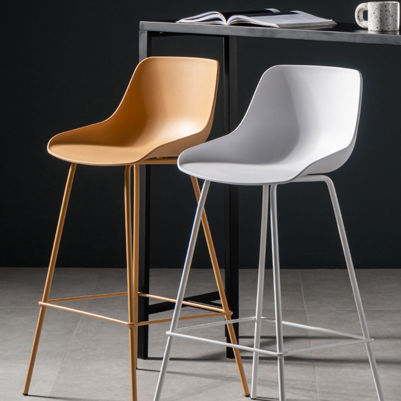 Scandinavian Metal Plastic Counter Stools Low Back Indoor Bar Stool with Bucket Seat