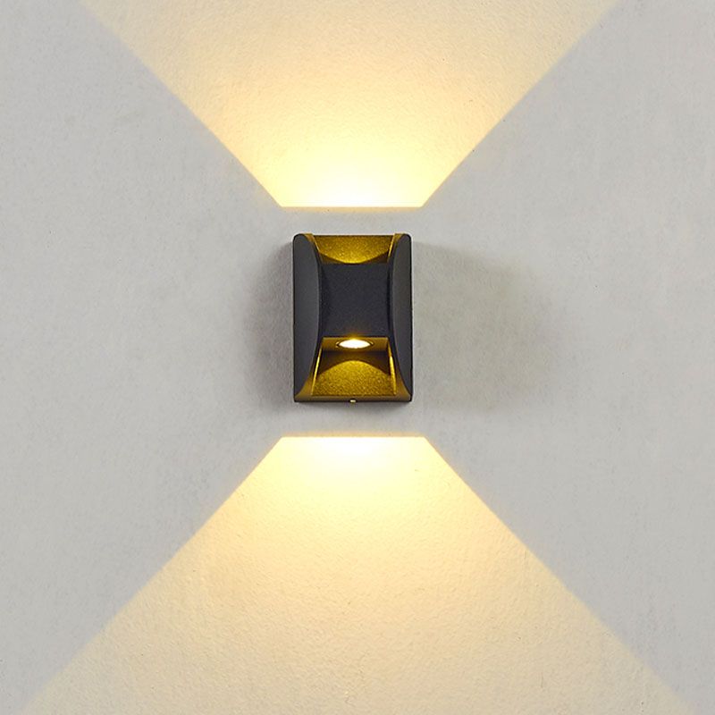 Prononi murali minimalisti contemporanei su e giù per il corridoio del portico