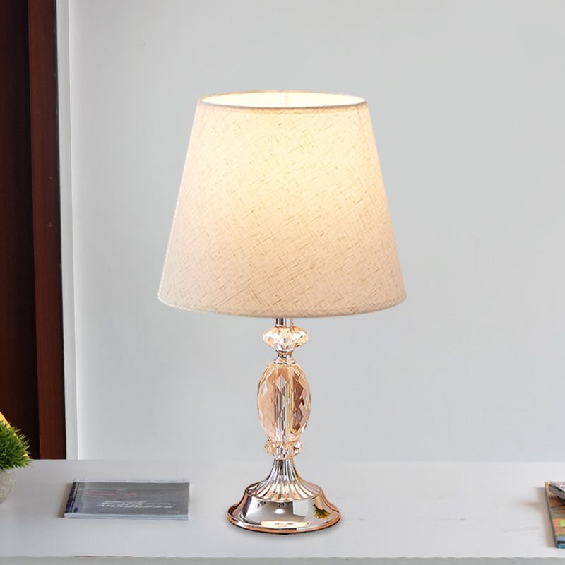 1 Glühbirnenschattentisch Leichte traditionelle Rot/Kaffee/Flachs -Tapered Sleeping Room Nighttange Lampe mit abgeschrägten Kristallblöcken