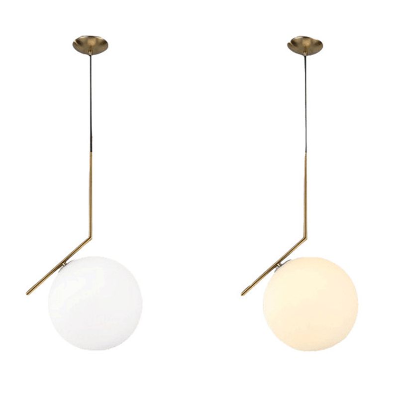 Gouden ijzerhanglicht met 7,8 "brede witte glazen bol schaduw moderne stijl enkele lampverlichtingsarmatuur