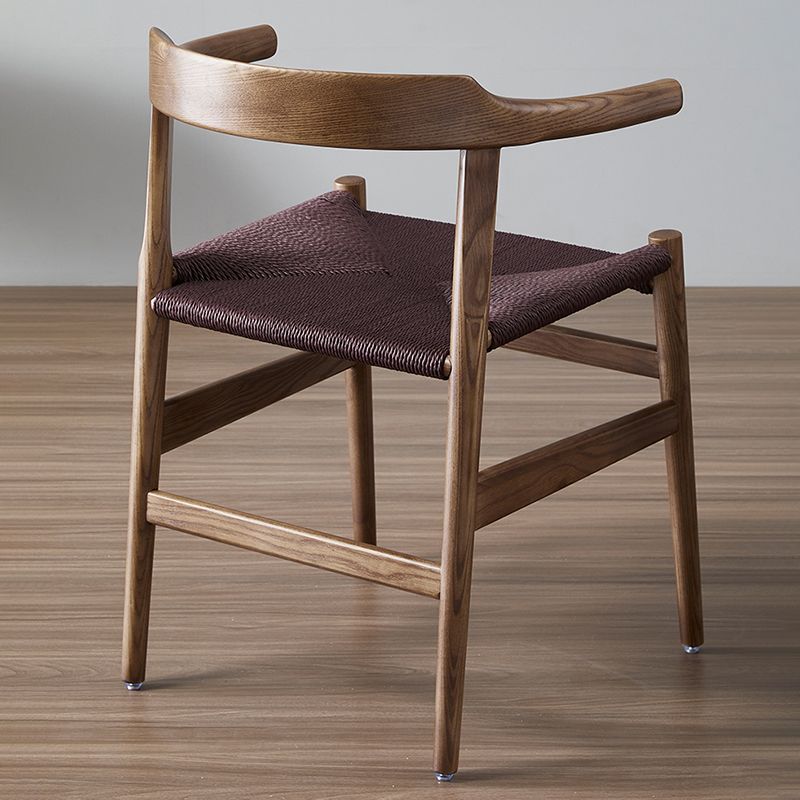 El brazo del estilo moderno que cena las sillas de fresno abre los sillones caseros con las piernas de madera