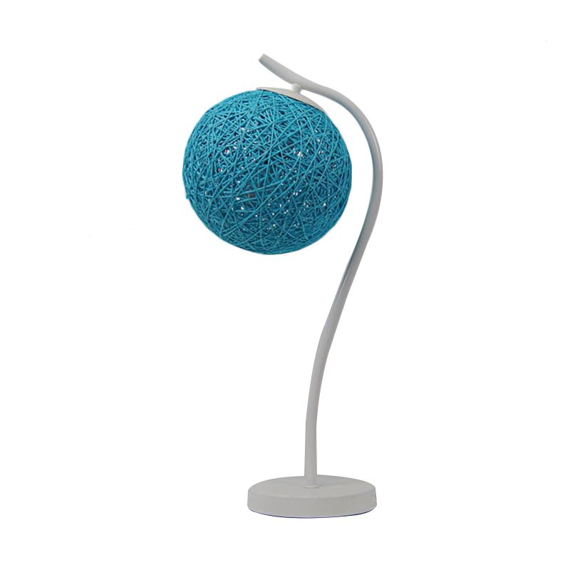 Lampada da tavolo fatta a mano gialla/avorio in stile campagna da tavolo a 1 luce con tonalità a sfera per camera da letto