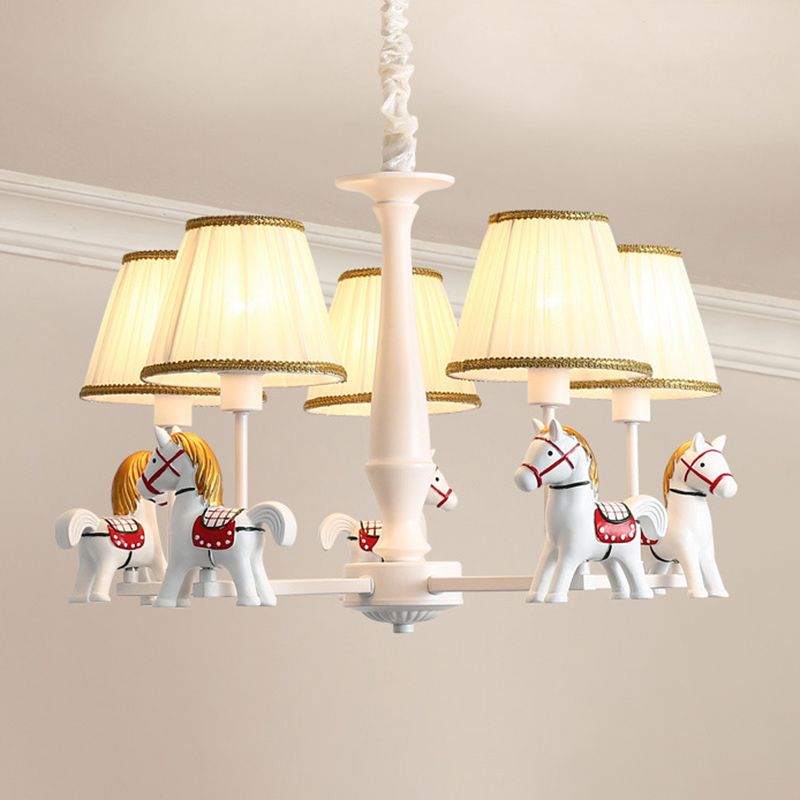 Carrousel Child Room Pendent Light Resin Cartoon Chandelier avec une teinte de tissu conique en blanc