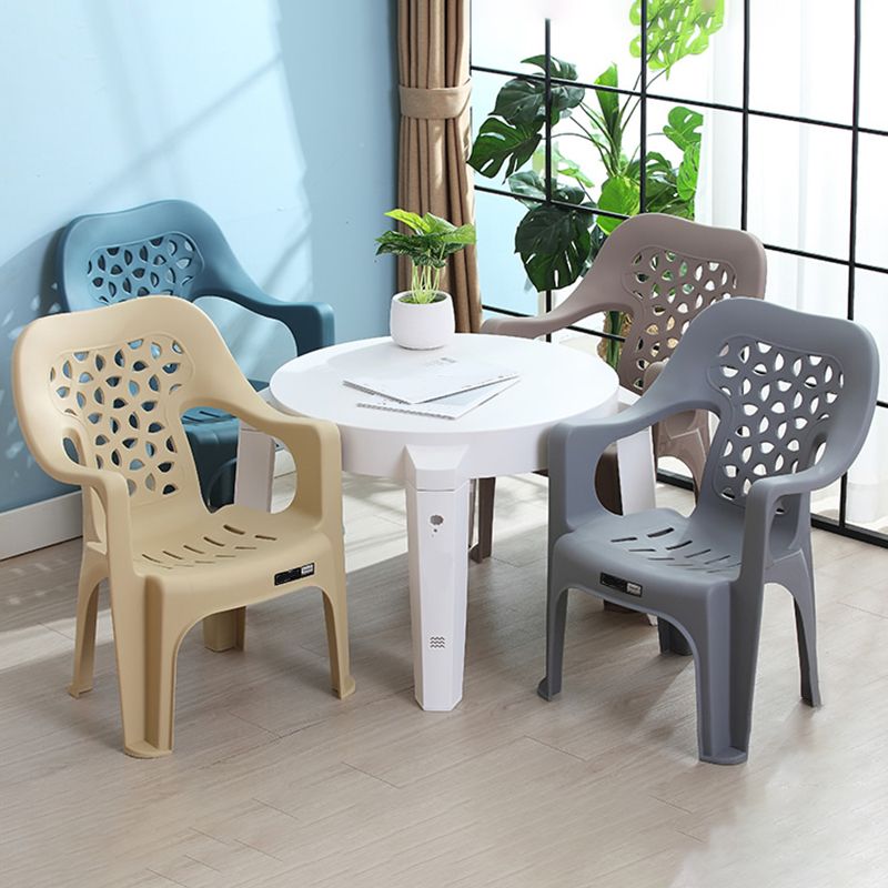 Sillas plásticas contemporáneas del comedor que cenan la silla apilable del brazo para el uso en el hogar