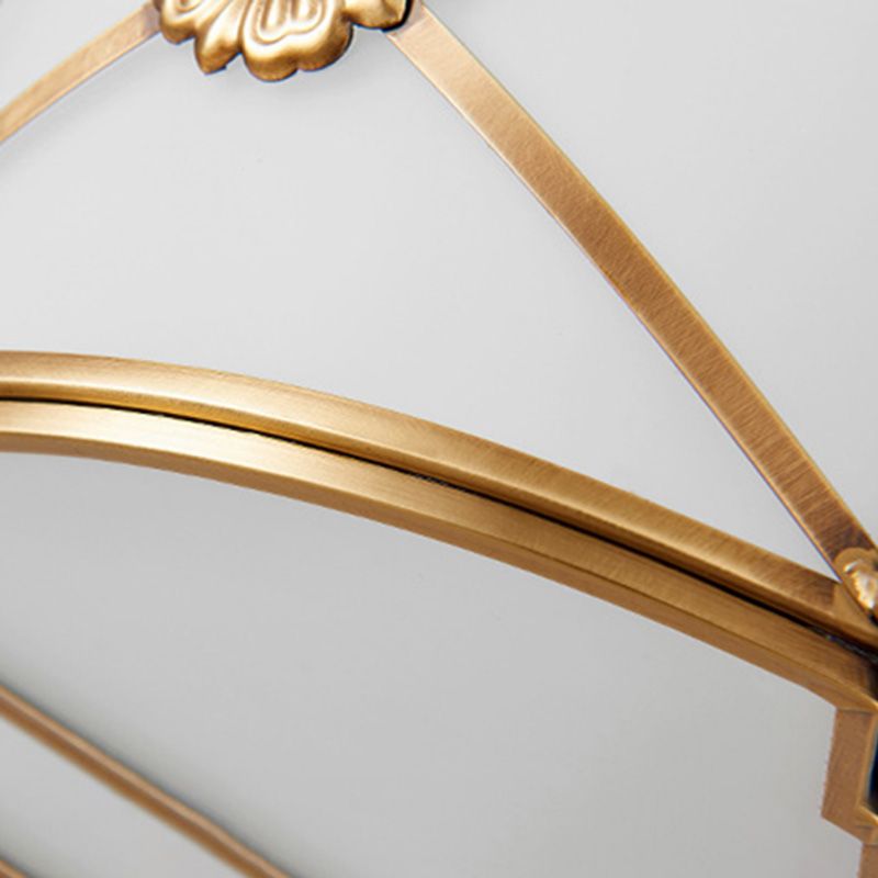 Inbouwlamp Traditionele inbouwlamp voor de slaapkamer met geschulpt glas in de schaduw van goud