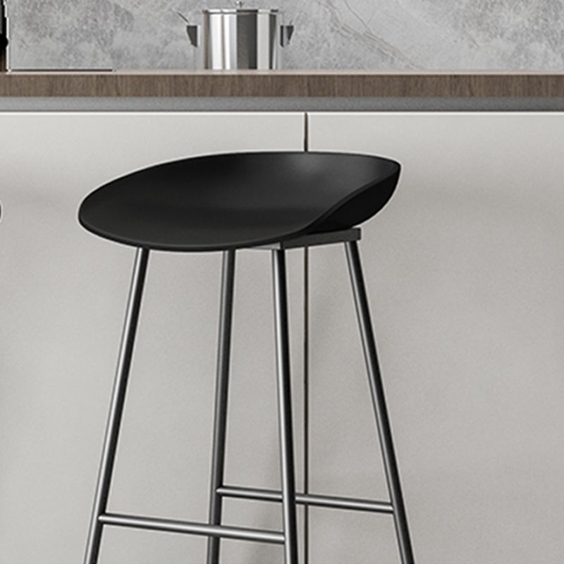 Moderner Thekenhocker ohne Armlehnen, Eisen-Haushalts-Barhocker mit Kunststoffsitz und Pedal