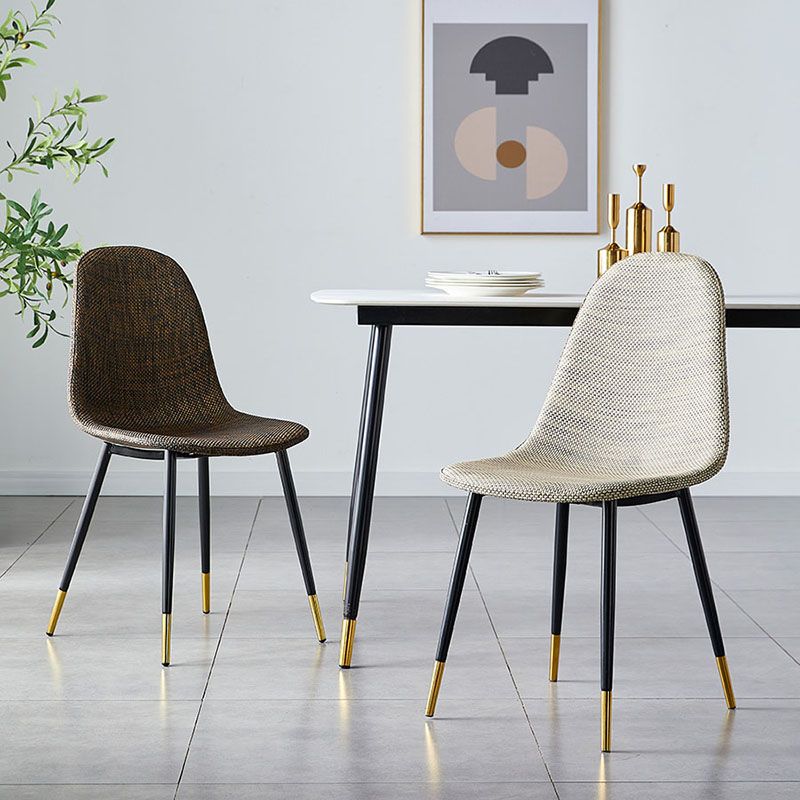 El plástico del diseño escandinavo que cena la silla lateral sin brazos del respaldo sólido de las sillas sin brazos
