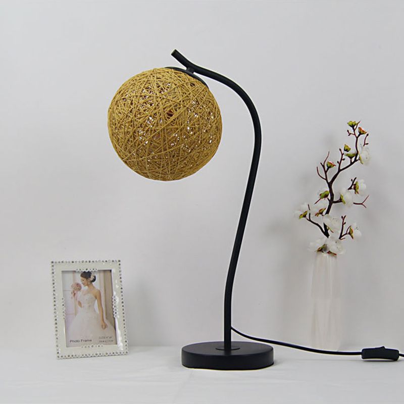 Lampada da tavolo fatta a mano gialla/avorio in stile campagna da tavolo a 1 luce con tonalità a sfera per camera da letto