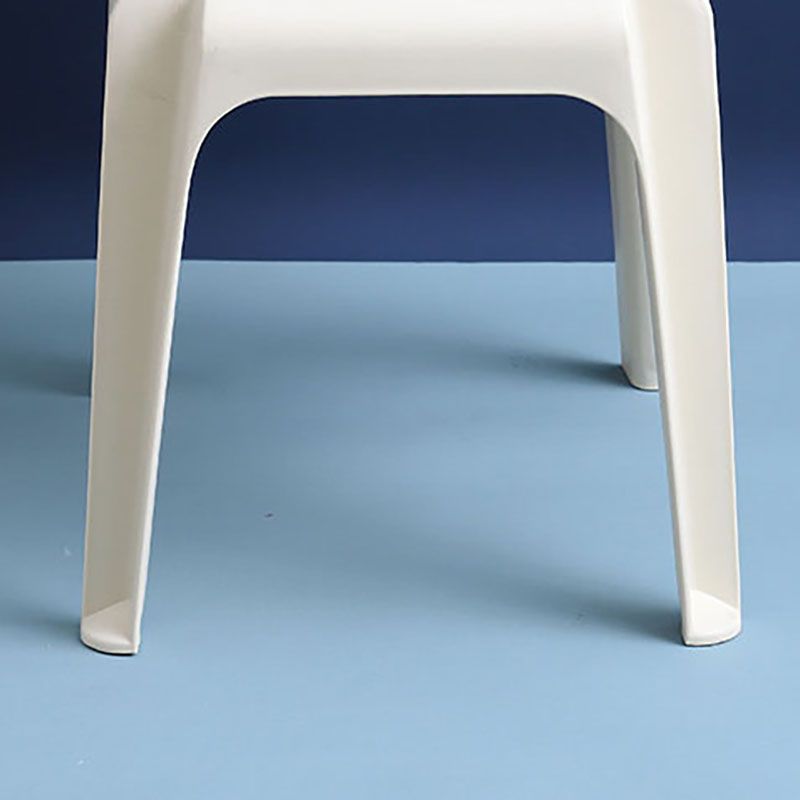 El plástico contemporáneo que cena el lado preside la silla apilable sin brazos de la parte posterior sólida