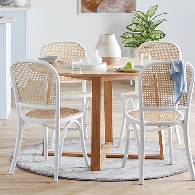 Cuisine contemporaine ouvrant le dossier de la chaise d'appoint de salle à manger en bois massif