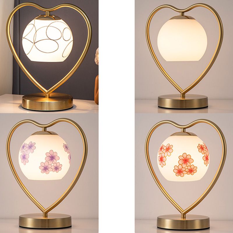 Simple amorevole tavolo a forma di cuore Light Metal 1-Bulb Lampada da lettura da comodino con cupola in vetro