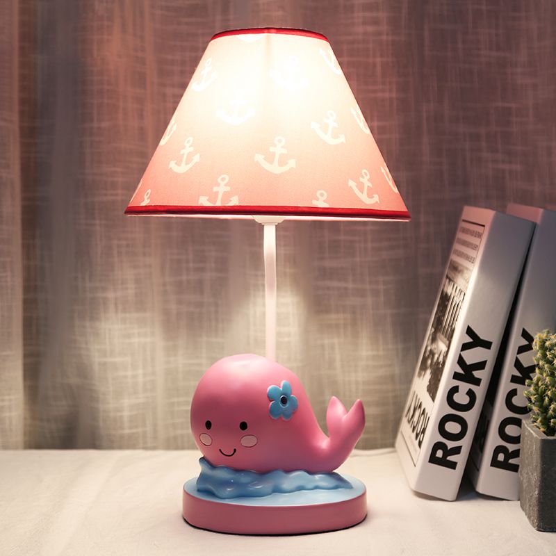 Caricaturé baleine petite lampe de bureau résine 1 lumière de nuit de chambre claire avec une nuance de tissu baril en rose