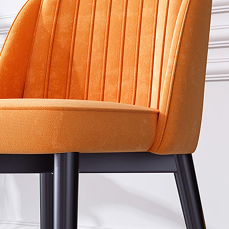 Silla de comedor de estilo escandinavo Silla de comedor de cuero y metal con respaldo sólido