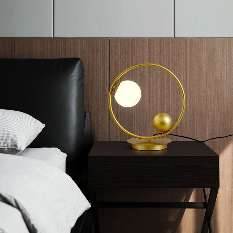 Lampada da tavolo decorativa per la casa in stile postmoderno in vetro opale con linee metalliche, lampada da comodino per camera da letto