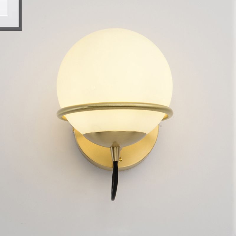 Enkele wandbevestiging Spherische SCONCE Licht Hedendaags Mat Wit Wit Glazen Messing Wandlamp