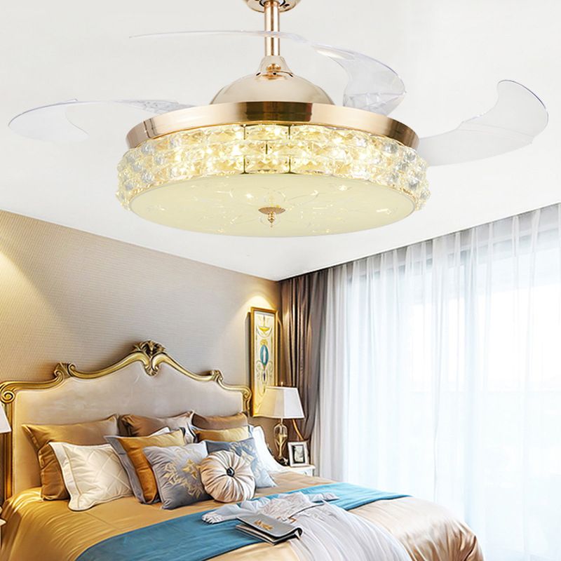 4-Blade-LED-Schlafzimmer Anhänger Lüfterlampe Moderne Gold Semi Flush Mount Light mit runden Schrägkristallschatten, 19 "breit