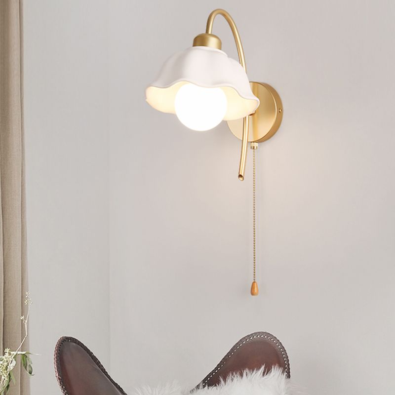 Flower Shape Metal Wall Sconces Modern 1 Light Wall Mount Light Fixture in Gold