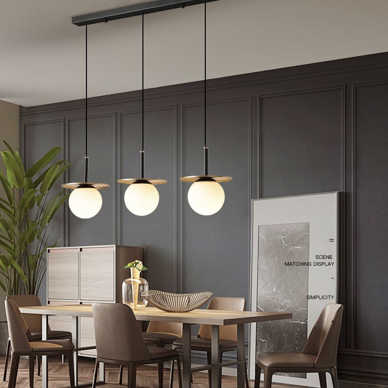 28.3 "Globo de vidrio blanco de ancho de 3 luces Ligera de metal redonda Decoración de lámina de metal de estilo posmoderno Costilización de iluminación en oro