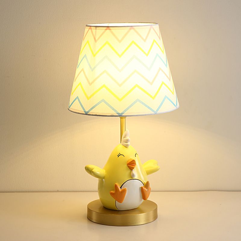 Cartoon kip nachtkastje lamp hars met eenmant bulb-nachtkastje licht met taps toelopende stofschaduw