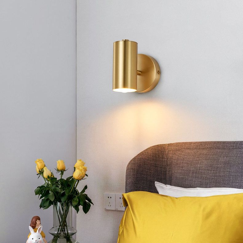 Lampada montata a parete in metallo regolabile contemporaneo per camera da letto