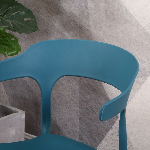Silla de plástico moderna para interiores y exteriores, silla lateral de comedor apilable con respaldo abierto para el hogar con brazo
