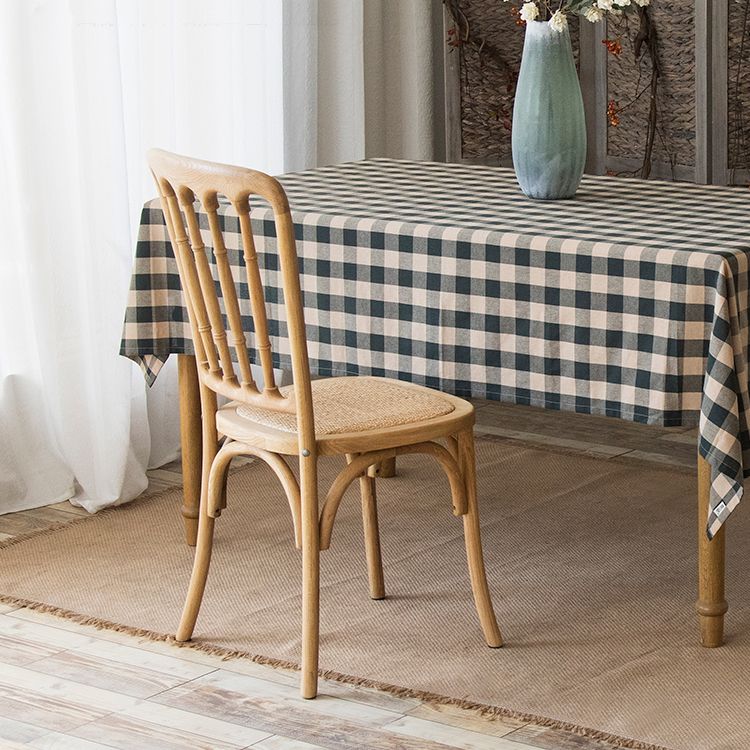 La salle à manger traditionnelle en bois massif préside les chaises à dossier à lamelles de finition mate