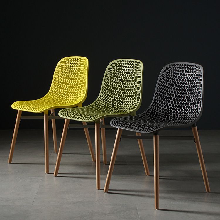 Chaise de salle à manger en plastique de style scandinave, sans accoudoirs, à dossier solide, avec pieds en bois