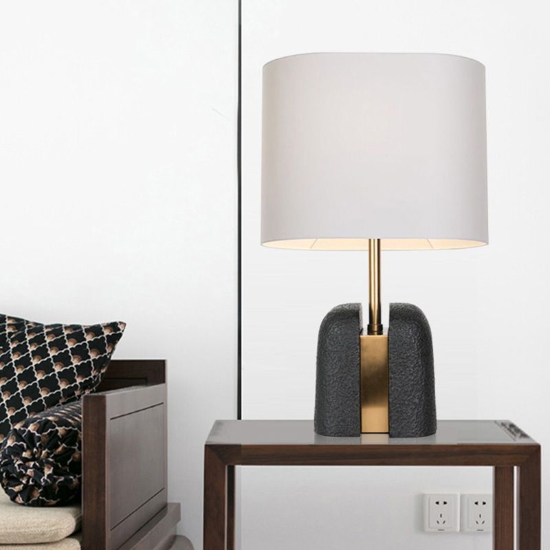 Lampada da tavolo a forma di secchio Lampada da comodino nera a lampadina singola in tessuto moderno con base in resina
