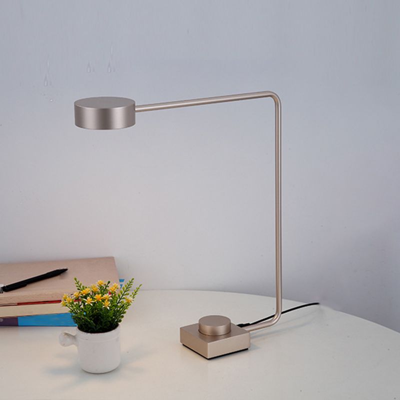 Rechtswinkel Aluminiumstudie Lampe Nordic Metal Plug-in Tischleuchte mit Stromknopf