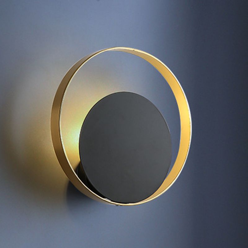 Lampada a parete circolare nera e oro nella moderna semplicità della parete in ferro battuto per gli spazi interni