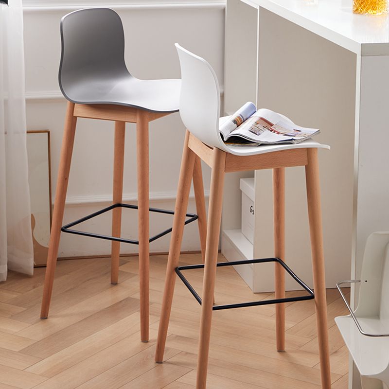 Modern Low Back Stool Plastic Footrest Bar Stool with Solid Wood Legs