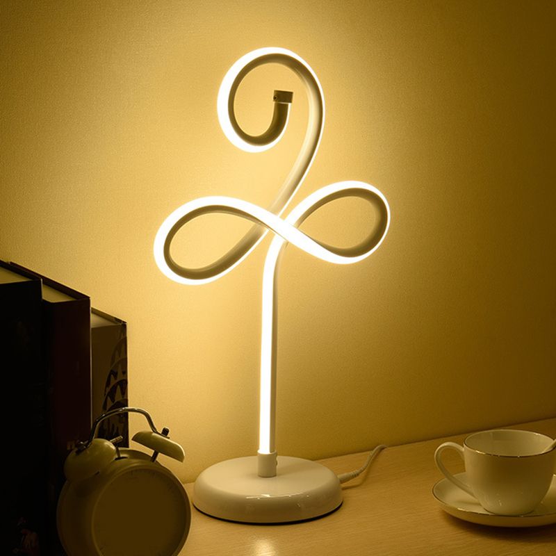 Lámpara de tarea LED de estilo nocturno con forma de trébol metálico en blanco para el dormitorio