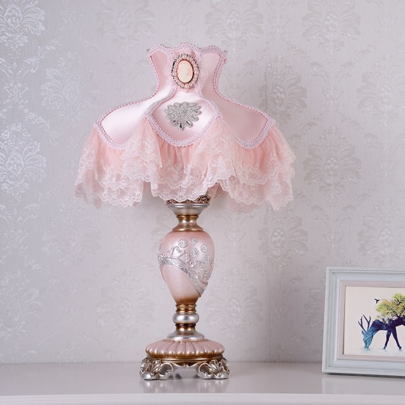 Lampada da comodino da soggiorno in resina coreana con vaso di fiori a 1 lampadina in rosa con finiture in pizzo
