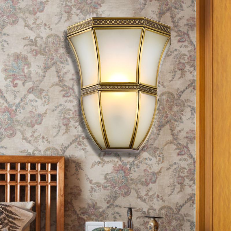 Vintage Fared Mur Light Single Metallic en laiton d'éclairage mural intérieur avec une teinte en verre d'opale