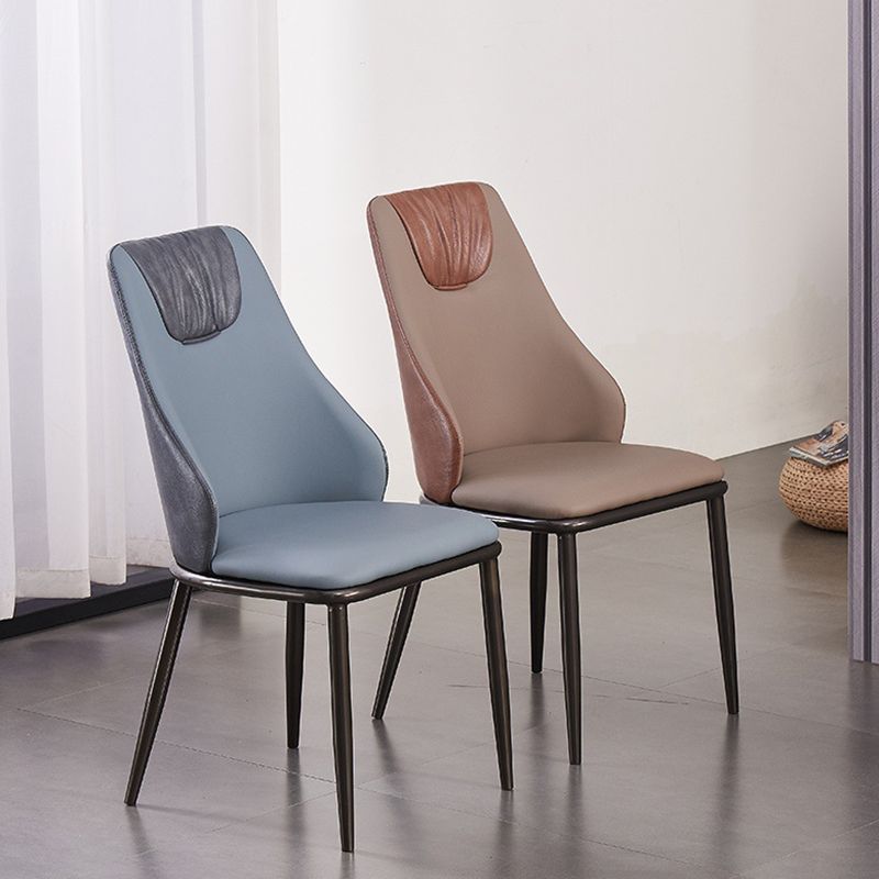 Moderne Metallflügelback -Stuhl -Leder -Essstühle mit schwarzen Beinen
