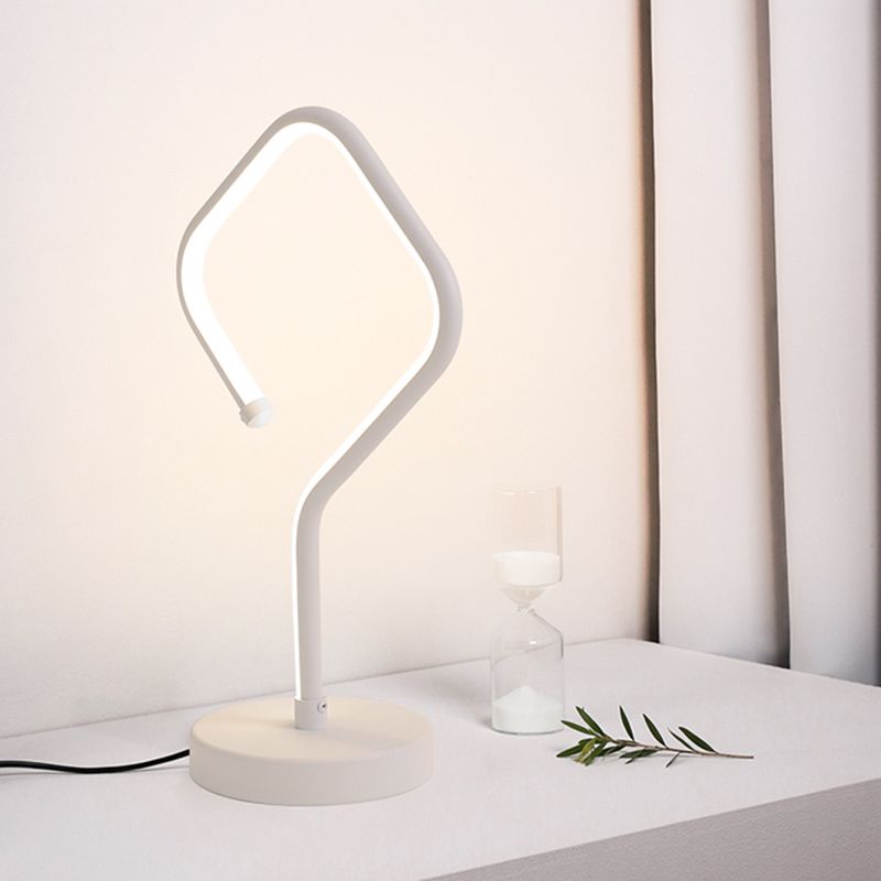 Minimalistischer LED -Tisch hell weiße quadratische kleine Schreibtischlampe mit Acrylschatten in warmem/weißem Licht