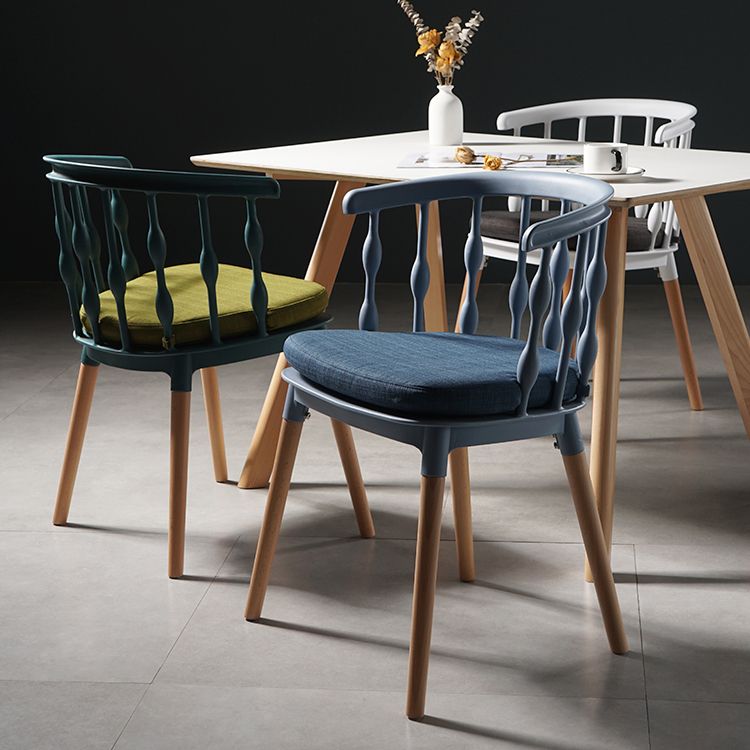Sillas de comedor estilo moderno Sillas sin brazos de plástico con patas de madera